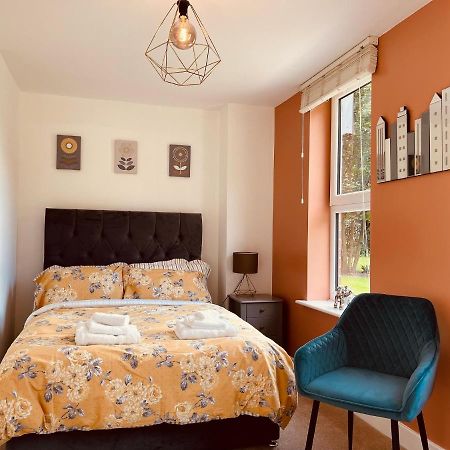 Cheerful 2-Bed Townhouse In Wakefield With Parking别墅 外观 照片