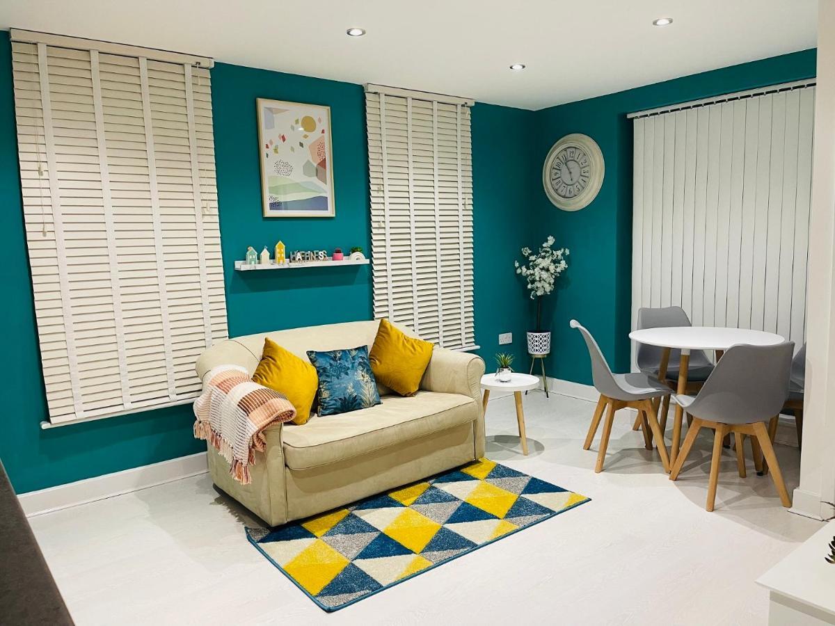 Cheerful 2-Bed Townhouse In Wakefield With Parking别墅 外观 照片