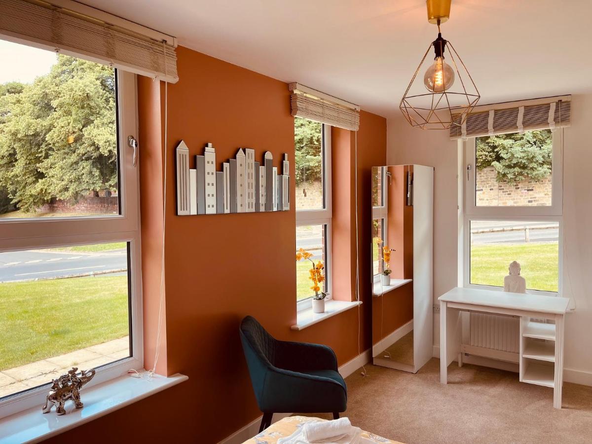 Cheerful 2-Bed Townhouse In Wakefield With Parking别墅 外观 照片