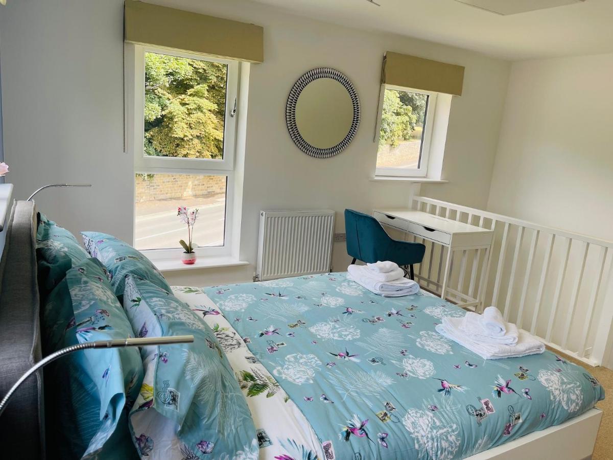 Cheerful 2-Bed Townhouse In Wakefield With Parking别墅 外观 照片