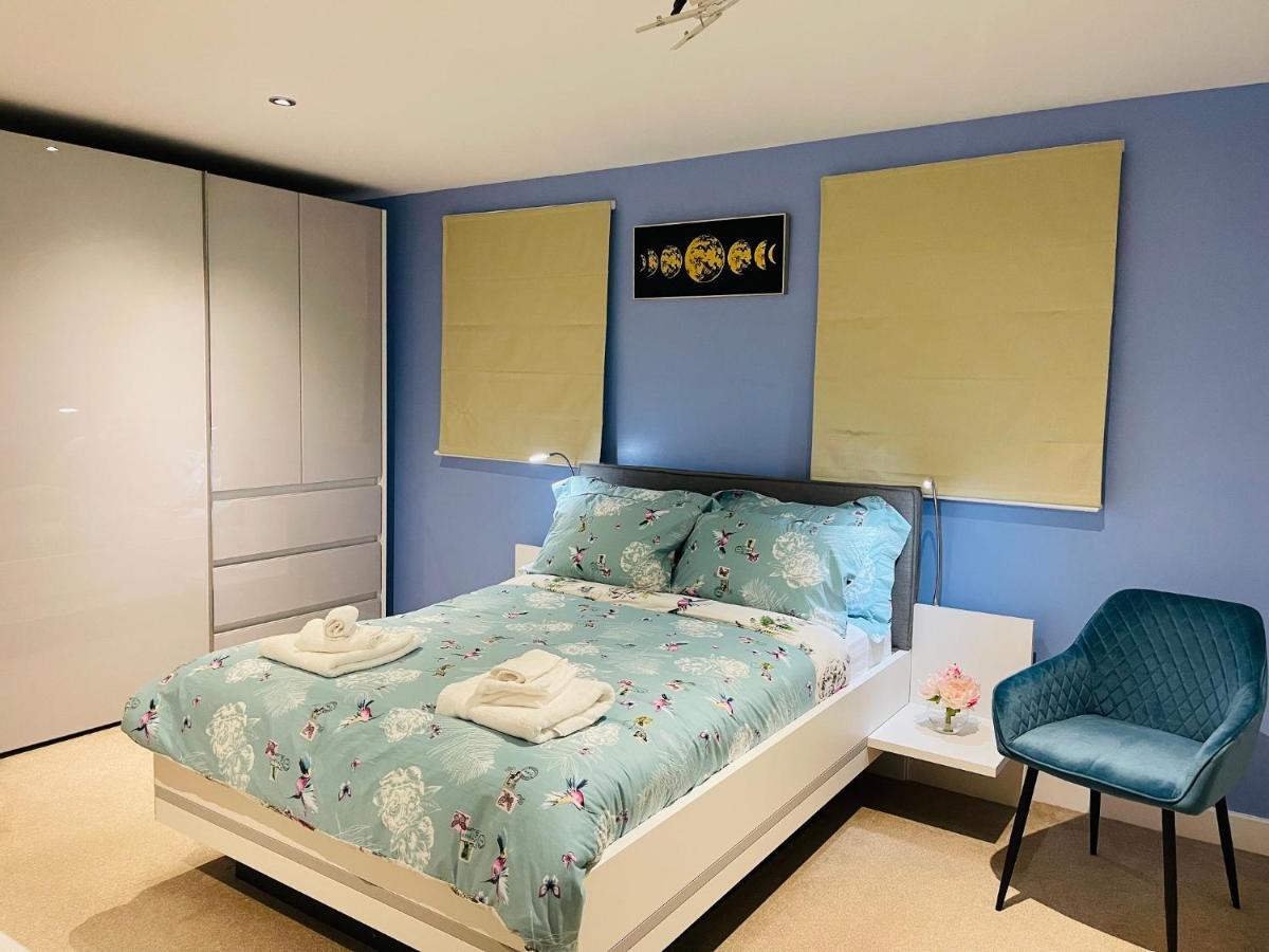 Cheerful 2-Bed Townhouse In Wakefield With Parking别墅 外观 照片