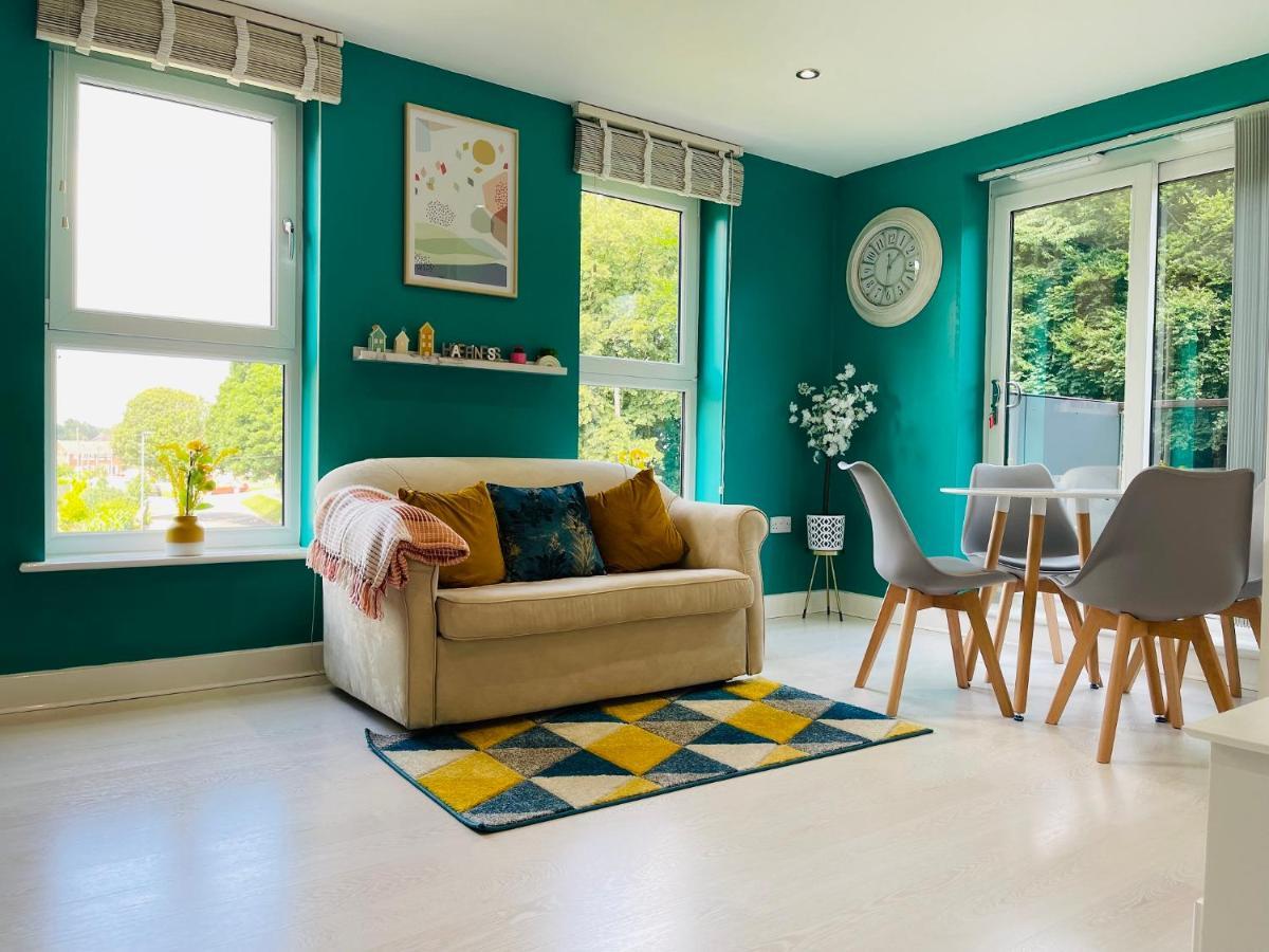 Cheerful 2-Bed Townhouse In Wakefield With Parking别墅 外观 照片