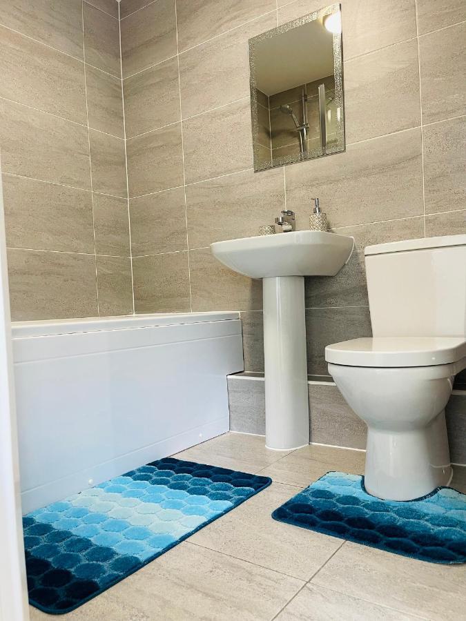 Cheerful 2-Bed Townhouse In Wakefield With Parking别墅 外观 照片
